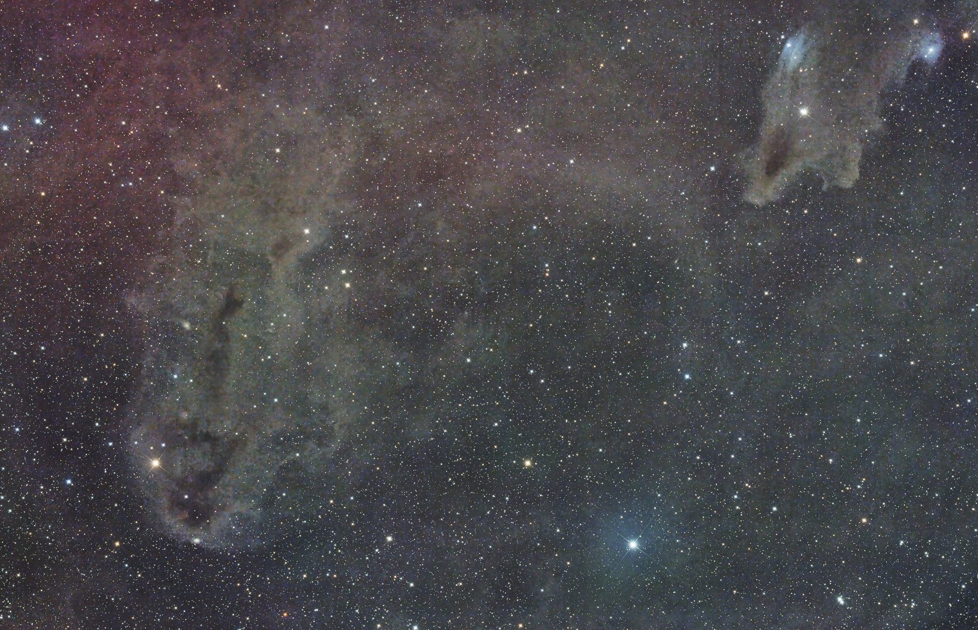 Im Gebiet Kepheus/Kassiopeia findet man große Mengen interstellarer Materie. Hier liegen auch die wenig bekannten Dunkelwolken LDN1235 rechts oben und LDN1251 links unnten aus dem Lynds-Katalog der Dunkelnebel.